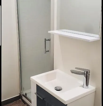 Big Flat Sea Vieuw 95 M2 5 Near Airport 5 Min Train 3 Min And Tram On Site, 7 Min, 2 Showers And 2 Toilets , Neuf Grand 95 M2 5 Proche Aeroport 5 Min Train 3 Min Et Tramway Sur Place, 7 Min 2 Douches Et 2 Wc Vue Nocleg ze śniadaniem Nicea