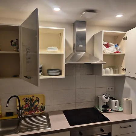 Private Near Airport 5 Min Train 3 Min And Tram On Site, 7 Min, 2 Showers And 2 Toilets , Privatives Proche Aeroport 5 Min Train 3 Min Et Tramway Sur Place, 7 Min, 2 Douche Et 2 Wc Frühstückspension *