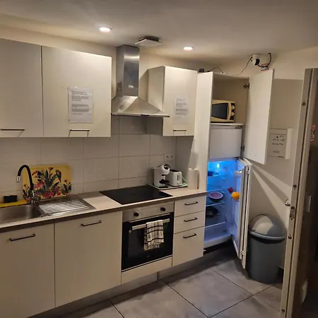 Frühstückspension Private Near Airport 5 Min Train 3 Min And Tram On Site, 7 Min, 2 Showers And 2 Toilets , Privatives Proche Aeroport 5 Min Train 3 Min Et Tramway Sur Place, 7 Min, 2 Douche Et 2 Wc *